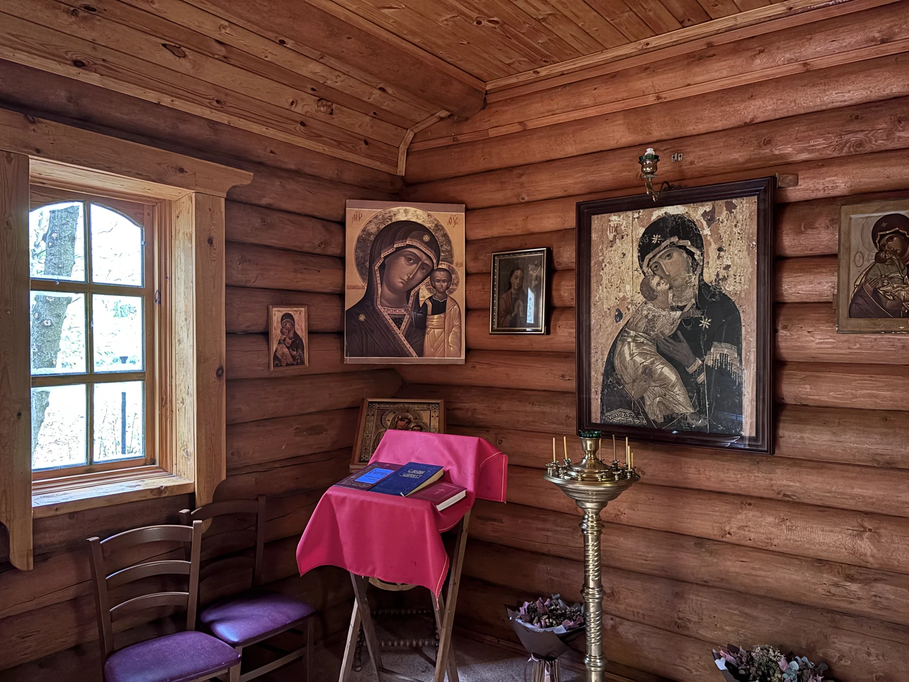 Иконы в интерьере часовни